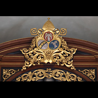 Engelberg, Klosterkirche, Wappen und Schnitzwerk auf der Spitze des Prospekts