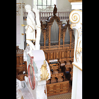 Engelberg, Klosterkirche, Blick von der rechten Seitenempore �ber den Seitenaltar zur Chororgel