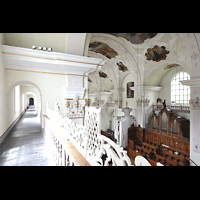 Engelberg, Klosterkirche, Blick vom Chorraum entlang der rechten Seitenempore und zur Chororgel