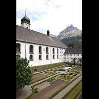 Engelberg, Klosterkirche, Klosterhof - im Hintergrund der Hahnen (2.606 m)