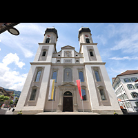Lachen, Pfarrkirche Heilig Kreuz, Ansicht vom Kirchplatz von Osten