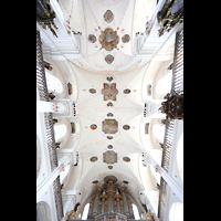 Lachen, Pfarrkirche Heilig Kreuz, Blick isn Gew�lbe und auf die Orgel