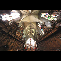 Luzern, Franziskanerkirche St. Maria in der Au, Chorraum mit  Chorgest�hl (1651), Chororgel und Blick durchs Chorgitter (1737) zur Hauptorgel