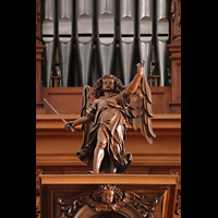 Luzern, Franziskanerkirche St. Maria in der Au, Geschnitzte Holzfigur auf dem R�ckpositiv