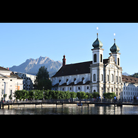 Luzern, Jesuitenkirche, Abendlicher Blick �ber die Reuss auf die Kirche; hinten der Pilatus (2.128 m)