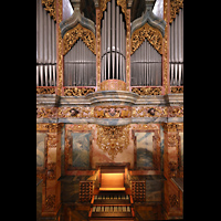 Muri, Klosterkirche St. Martin, Hauptwerksprospekt der Hauptorgel mit Spieltisch (beleuchtet)