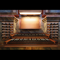 Muri, Klosterkirche St. Martin, Hauzptorgelspieltisch (beleuchtet)