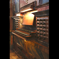 Muri, Klosterkirche St. Martin, Spieltisch der Hauptorgel seitlich (beleuchtet)