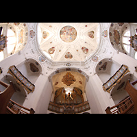 Muri, Klosterkirche St. Martin, Innenraum in Richtung Hauptorgel (beleuchtet) mit Blick in die Kuppel