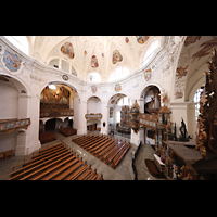 Muri, Klosterkirche St. Martin, Blick von der Epistelorgel zur Hauptorgel (beleuchtet) und in die Kirche