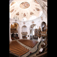 Muri, Klosterkirche St. Martin, Blick von der Epistelorgel zur Hauptorgel (beleuchtet) und in die Kirche