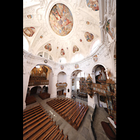 Muri, Klosterkirche St. Martin, Blick von der Epistelorgel zur Hauptorgel (beleuchtet) und in die Kirche