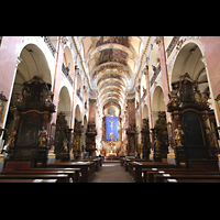 Praha (Prag), Bazilika sv. Jakuba (St. Jakob), Innenraum in Richtung Chor (Hochaltar zur Fastenzeit verh�ngt)