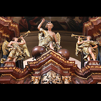 Praha (Prag), Bazilika sv. Jakuba (St. Jakob), Figuren auf dem mittleren Prospektfeld