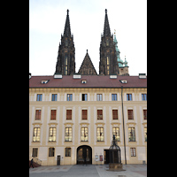 Praha (Prag), Katedr�la sv. V�ta (St. Veits-Dom), Blick vom ersten Burghof auf die hervorstehenden Spitzt�rme des Doms