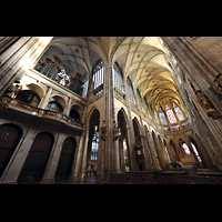 Praha (Prag), Katedr�la sv. V�ta (St. Veits-Dom), Seitlicher Blick von der Vierung zur Querhausorgel und in den Chorraum