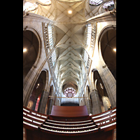 Praha (Prag), Katedr�la sv. V�ta (St. Veits-Dom), Mobiler Spieltisch im Langhaus mit Blick zur Hauptorgel und ins Gew�lbe