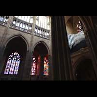Praha (Prag), Katedr�la sv. V�ta (St. Veits-Dom), Blick durch die S�ulen vom s�dlichen Seitenschiff zur Hauptorgel