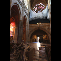 Praha (Prag), Katedr�la sv. V�ta (St. Veits-Dom), Seitlicher Blick zur Hauptorgel, unten die Silberskulptur des hl. St. Adalbert
