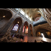 Praha (Prag), Katedr�la sv. V�ta (St. Veits-Dom), Seitlicher Blick zur Hauptorgel, links die Silberskulptur des hl. St. Adalbert