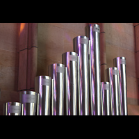 Praha (Prag), Katedr�la sv. V�ta (St. Veits-Dom), Spitzen der Pedal-Posaune 16' an der Seitenwand mit Sponsoren-Schildern