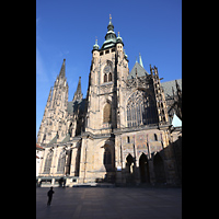Praha (Prag), Katedr�la sv. V�ta (St. Veits-Dom), Ansicht von S�dosten mit S�dturm, goldenem Gitter und s�dlichem Querhaus