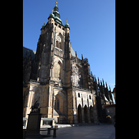 Praha (Prag), Katedr�la sv. V�ta (St. Veits-Dom), Ansicht von S�dwesten mit S�dturm, goldenem Gitter und s�dlichem Querhaus