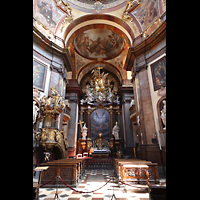 Praha (Prag), Kostel sv. Franti�ka z Assisi (Kreuzherrenkirche), Innenraum in Richtung Altar
