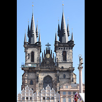 Praha (Prag), Matka Bo�� pred T�nem (Teyn-Kirche), Blick �ber die H�user des Altst�dter Rings auf die Kirche, rechts: Mariens�ule