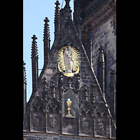 Praha (Prag), Matka Bo�� pred T�nem (Teyn-Kirche), Vergoldete Marienfigur im Spitzgiebel zwischen den 80 m hohen T�rmen