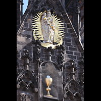 Praha (Prag), Matka Bo�� pred T�nem (Teyn-Kirche), Vergoldete Marienfigur im Spitzgiebel zwischen den 80 m hohen T�rmen