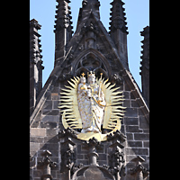 Praha (Prag), Matka Bo�� pred T�nem (Teyn-Kirche), Vergoldete Marienfigur im Spitzgiebel zwischen den 80 m hohen T�rmen