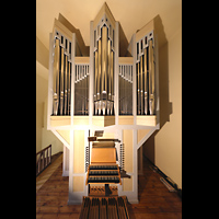 Berlin, Alte Pfarrkirche (Dorfkirche Lichtenberg), Orgel (beleuchtet)