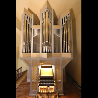 Berlin, Alte Pfarrkirche (Dorfkirche Lichtenberg), Orgel (beleuchtet)