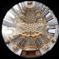 Halle (Saale), Marktkirche Unserer Lieben Frauen, Blick vom Hauptorgelspieltisch nach oben ins Gew�lbe und auf den Prospekt