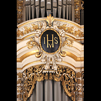 Halle (Saale), Marktkirche Unserer Lieben Frauen, Verziertes Logo in der Mitte des Hauptorgelprospekts von C. Contius (1716)