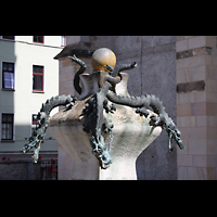 Halle (Saale), Marktkirche Unserer Lieben Frauen, Drachenbrunnen vor den Westt�rmen der Marktkirche