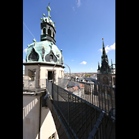 Halle (Saale), Marktkirche Unserer Lieben Frauen, Blick vom s�dlichen Hausmannsturm nach Norden; rechts der Rote Turm