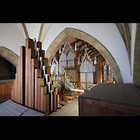 Halle (Saale), Moritzkirche, Orgeldach mit Pfeifenk�pfen des Pedals (li. vorne), dahinter Hauptwerkspfeifen
