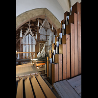 Halle (Saale), Moritzkirche, Orgeldach mit Pfeifenk�pfen des Pedals (li. vorne), dahinter Hauptwerkspfeifen