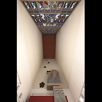 Hamburg, Hauptkirche St. Nikolai, Taufkapelle mit Coester-Fenster und Orgel; Blick nach oben