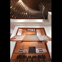 Hamburg, Hauptkirche St. Nikolai, Spieltisch perspektivisch mit Blick auf die Hauptwerkspfeifen