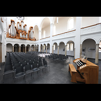 K�ln (Cologne), Trinitatiskirche, Seitlicher Blick vom mobilen Spieltisch in die Kirche und zur Orgel
