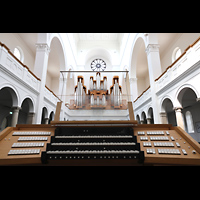 K�ln (Cologne), Trinitatiskirche, Perspektivischer Blick vom mobilen Spieltisch in die Kirche und zur Orgel