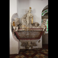 L�bbenau, St. Nikolai, Grabmal f�r Hieronimus des Weding an der S�dseite neben dem Eingang