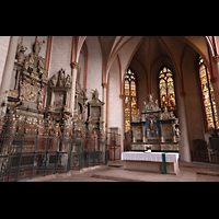 Marburg, St. Marien, Fr�hbarockem Altar und Seitenalt�re im Chorraum