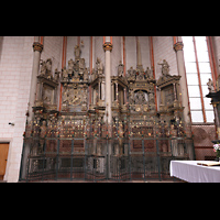 Marburg, St. Marien, Seitenalt�re im Chorraum