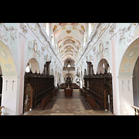 Ochsenhausen, Klosterkirche St. Georg, Blick vom Hochaltar durch Chorraum und Langhaus zur Hauptorgel
