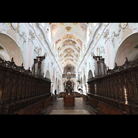 Ochsenhausen, Klosterkirche St. Georg, Blick vom Hochaltar durch Chorraum und Langhaus zur Hauptorgel