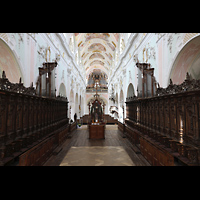 Ochsenhausen, Klosterkirche St. Georg, Blick vom Hochaltar durch Chorraum und Langhaus zur Hauptorgel